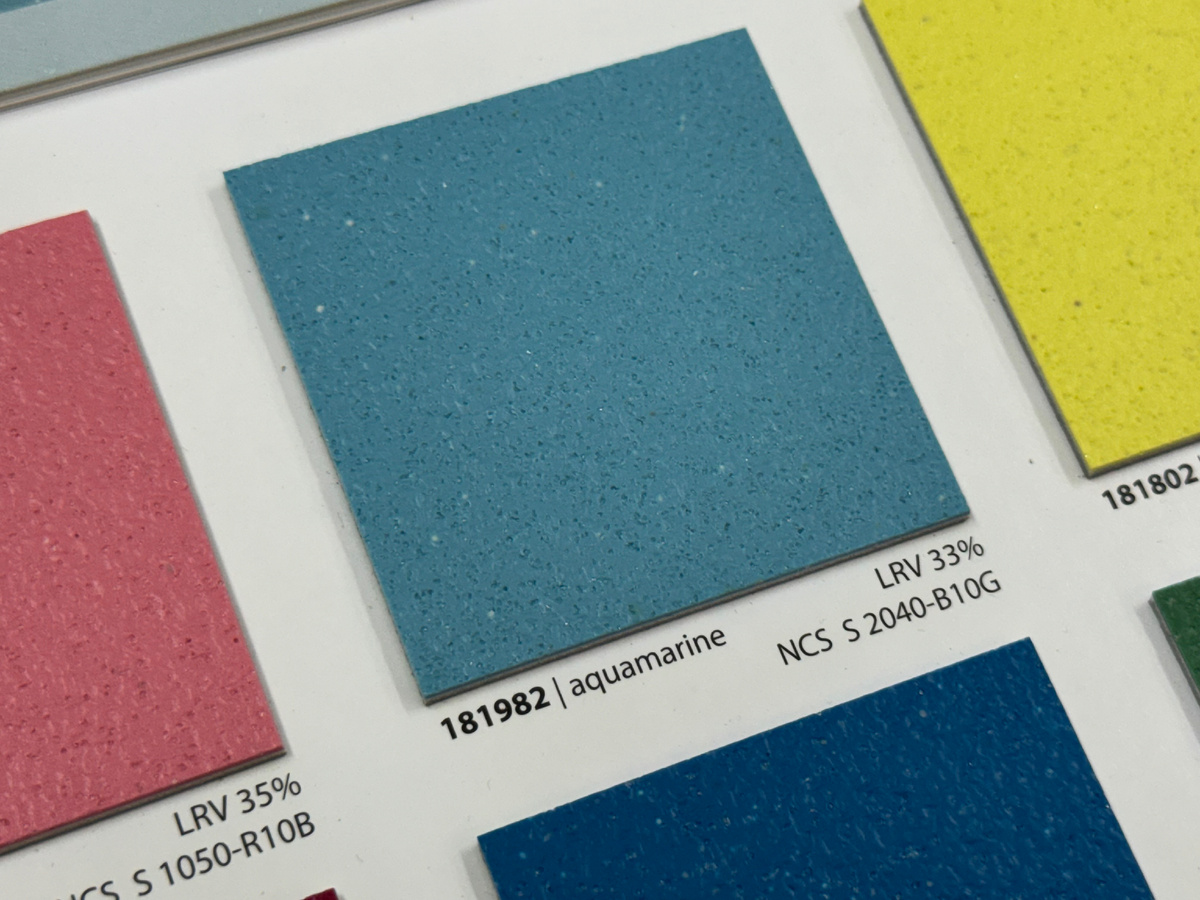 Если немного присмотреться, то можно увидеть как рельефную поверхность Surestep Laguna, так и мелкодисперсные вкрапления корунда.  