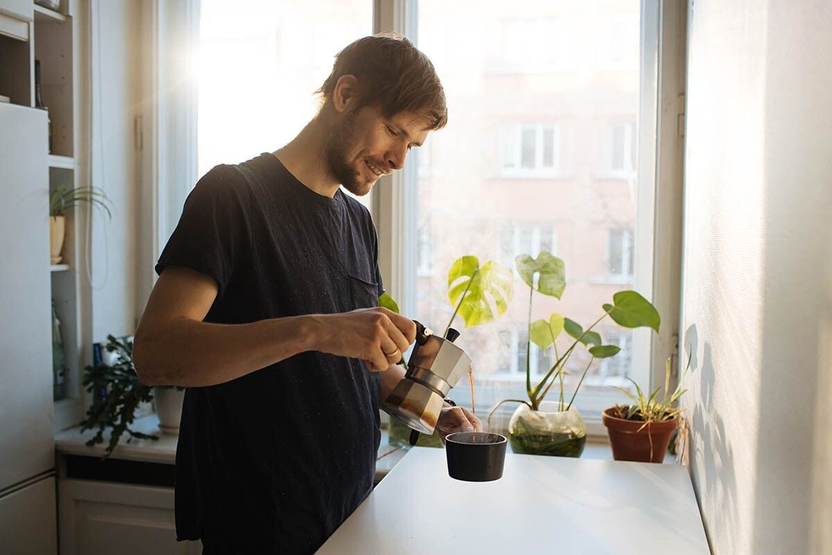 Регулярность и стабильность — ключ к тому, чтобы каждое утро получать кофе, который нравится. Источник: Girts Ragelis / Shutterstock / FOTODOM📷
