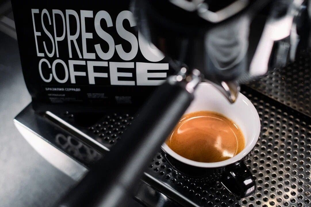 Даже простой рецепт (свежемолотые зерна, качественная вода) часто дает лучше результат, чем дорогая техника и плохие ингредиенты. Источник: архив Tasty Coffee📷
