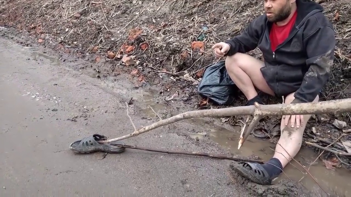 Внимательный гражданин обнаружил на улице города заминированный тапок и дожидается приезда саперов - фотография очевидцев с места события.