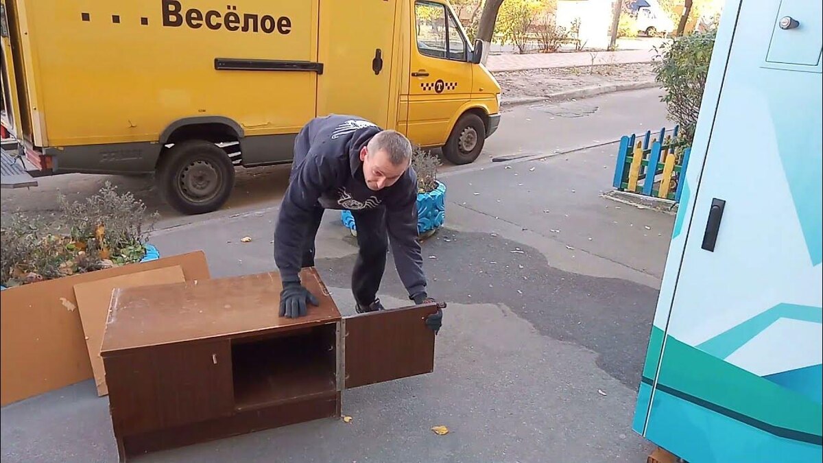 Мать вывезла всю мебель и технику.