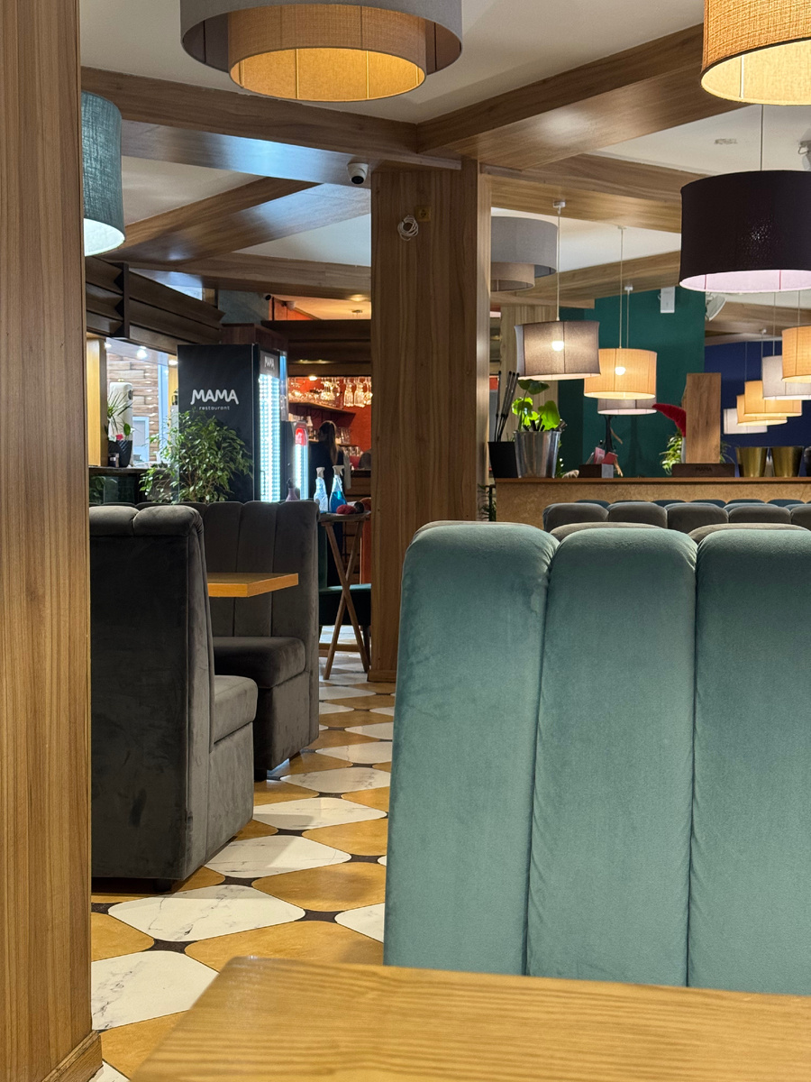 Диванчики, в зале свободно 