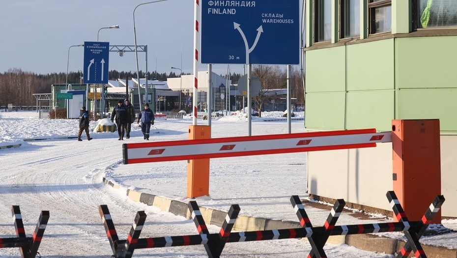Автор фото: Александр Демьянчук / ТАСС. Закрытое движение на МАПП Торфяновка на границе РФ с Финляндией.