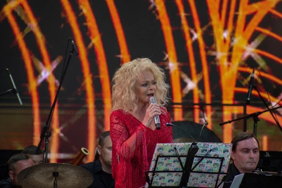    Лариса Долина собрала аншлаг в Петропавловске и попросила прощения