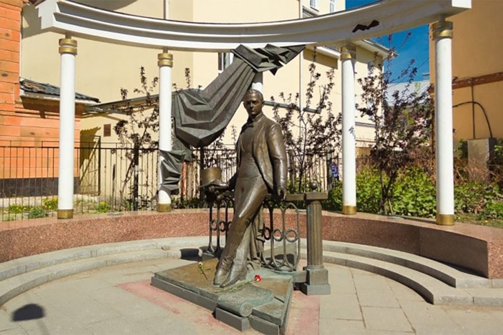    Монумент повредили в ходе работ по благоустройству пешеходного центра. / Фото: Ярославская государственная филармония