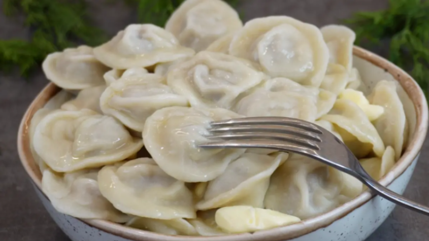 Забудьте про муку на столе. Это тесто к нему не прилипнет. Вот почему у меня пельмени получаются идеальными...