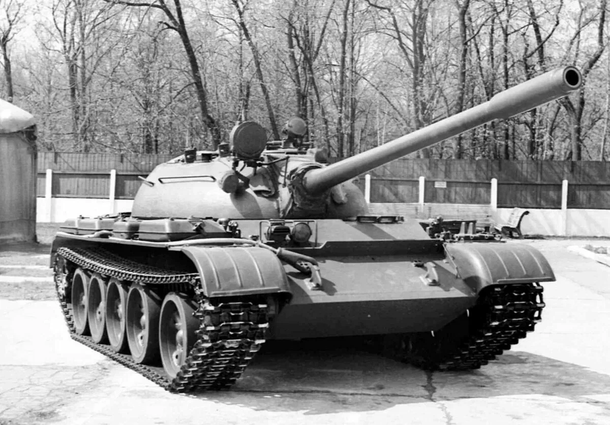 Т-55 — советский средний танк, созданный на базе танка Т-54. Отличительная черта — система защиты от оружия массового поражения (ОМП), включая ядерное, химическое и биологическое воздействие.