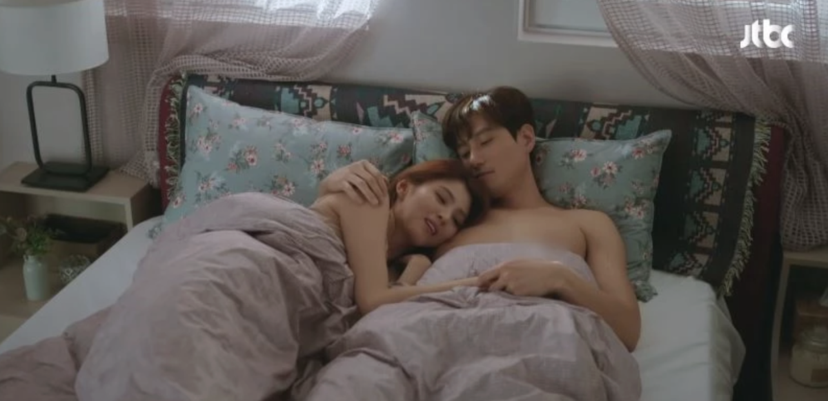 «Мир женатой пары» с Хан Со Хи (слева) и Пак Хэ Чжуном в главных ролях (JTBC).