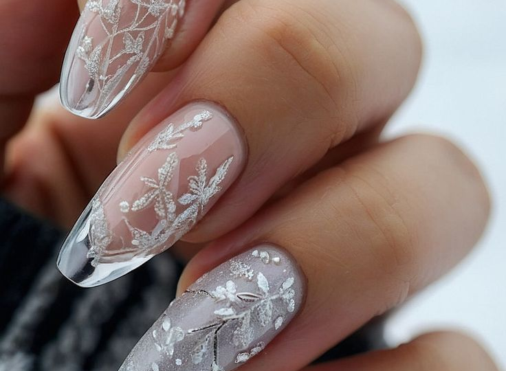 Новогодний маникюр, который создаёт настроение раньше елки. Идеи уже в статье.