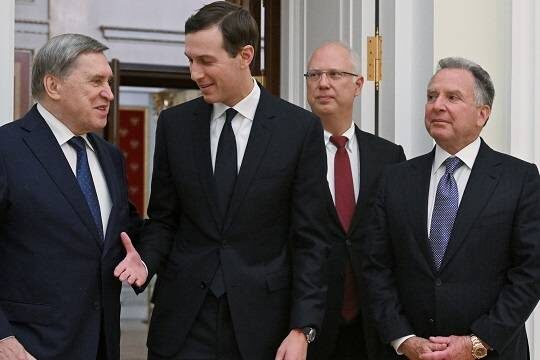    Куртка Дмитриева с автографом и цитатой Путина стала хитом продаж после его прогулки с Уиткоффом