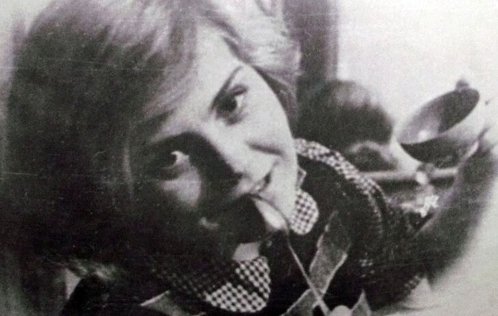 Вера Волошина в студенческом общежитии Московского кооперативного института. Девушка неописуемой красоты