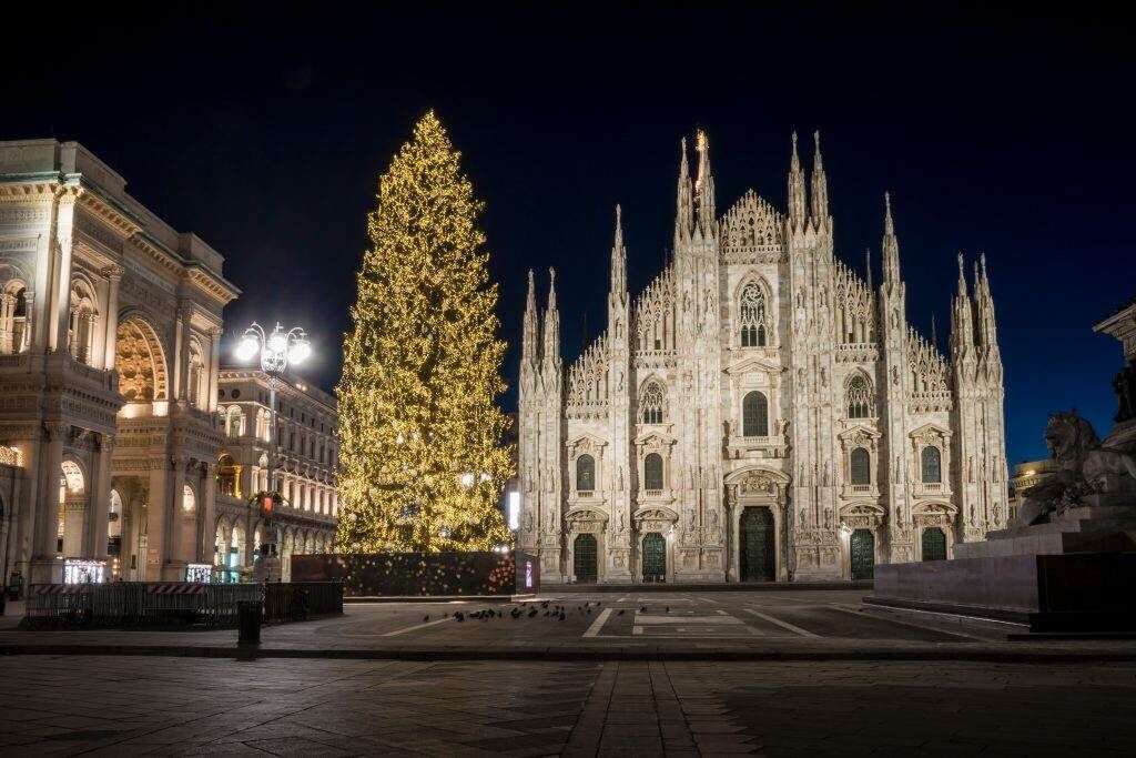 Рождественская ёлка на Piazza del Duomo, Милан. 