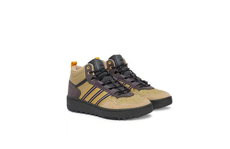 Бежевые кроссовки с фирменным полосатым принтом выглядят стильно