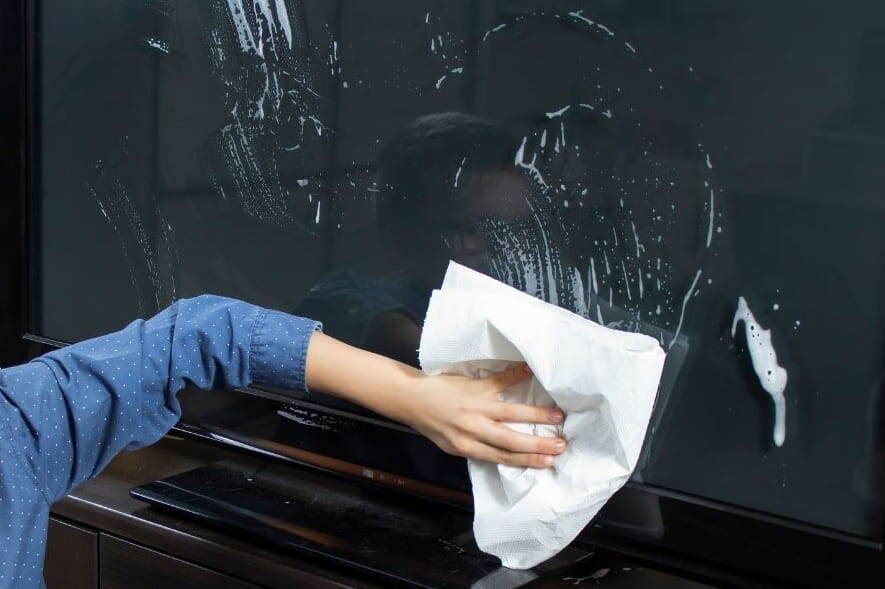    Раньше экраны телевизоров были стеклянными, и средство для стёкол было нормальным вариантом; сейчас экраны имеют деликатные покрытия, и бытовая химия и грубые салфетки их разрушают. Источник изображения: storage.googleapis.com