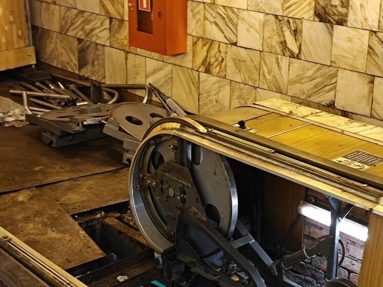     В Петербургском метрополитене предупредили пассажиров о закрытии входа в вестибюль на станции «Горный институт» до 4 декабря из-за работ по восстановлению эскалаторов. Фото: архив МК в Питере.