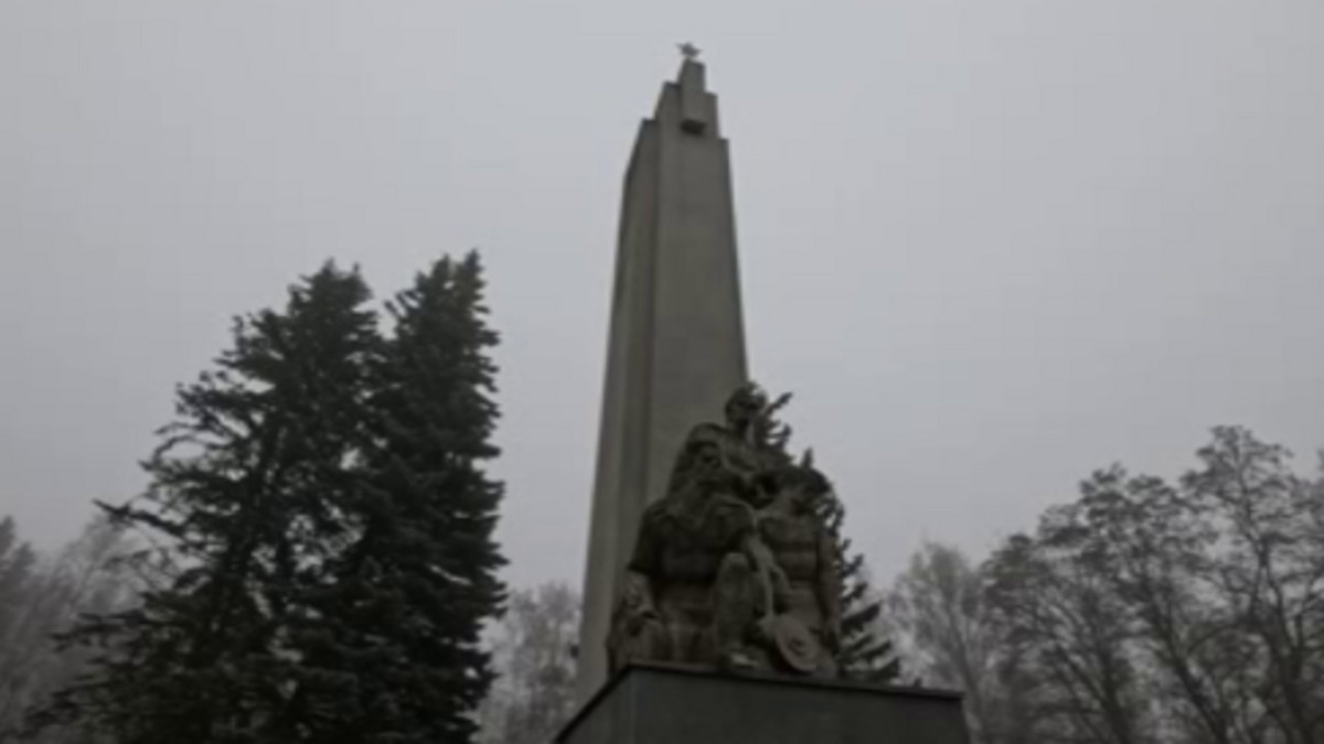    Куряне почтили память неизвестного солдата у памятника героям-сапёрам в Понырях