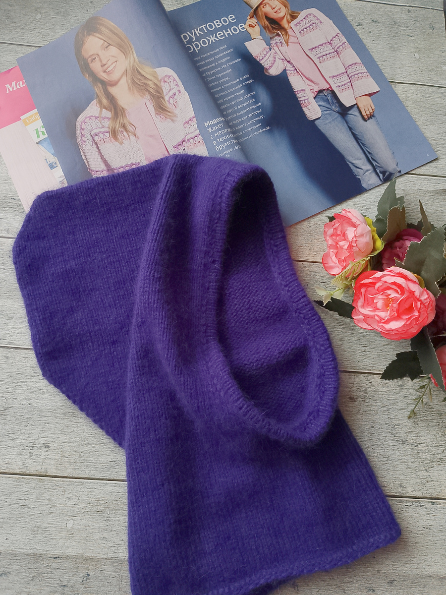 Теперь он моего размера) Вязала в две нити основной пряжи и одну доп. нить, которая идёт в комплекте.