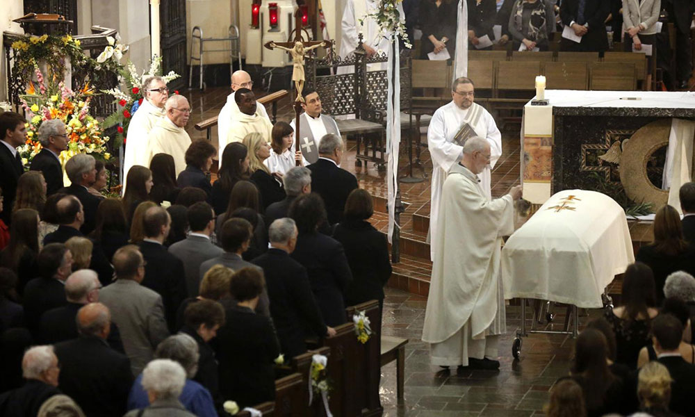 Отпевают католика, гроб закрытый.