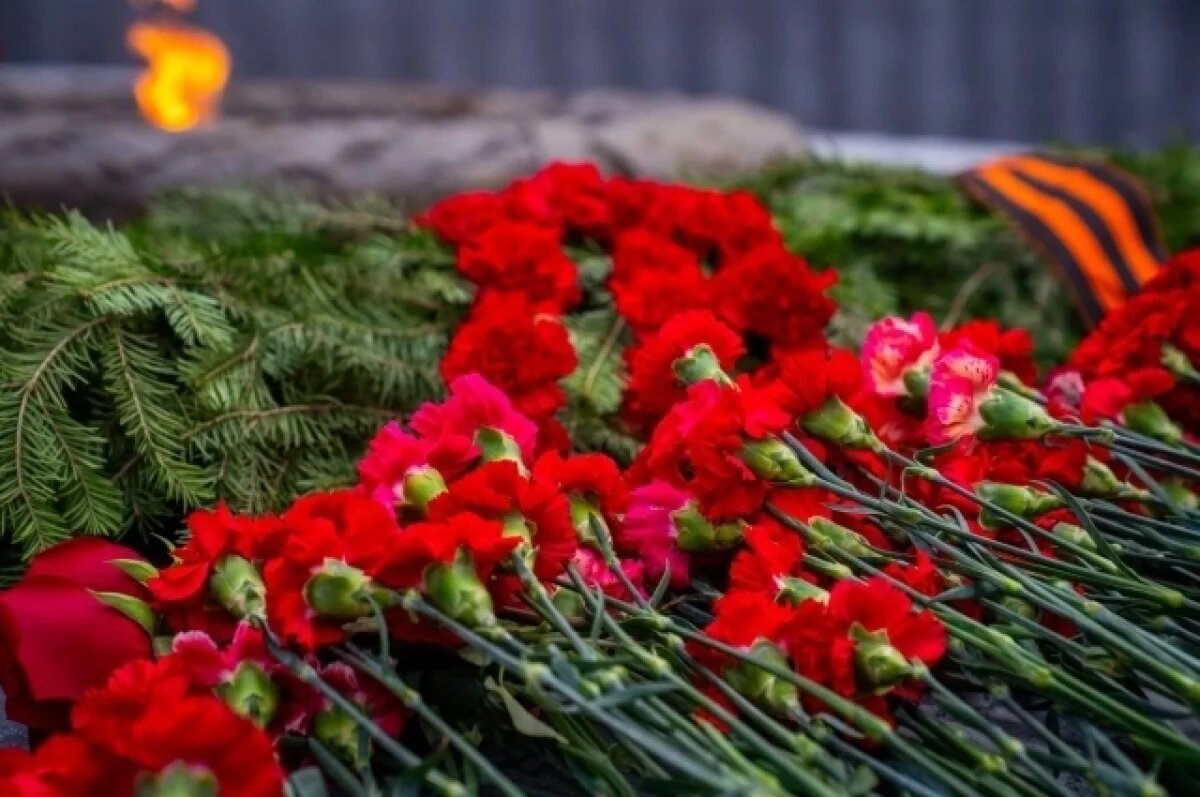    Югорчане возложили цветы к Вечному огню в День Неизвестного Солдата