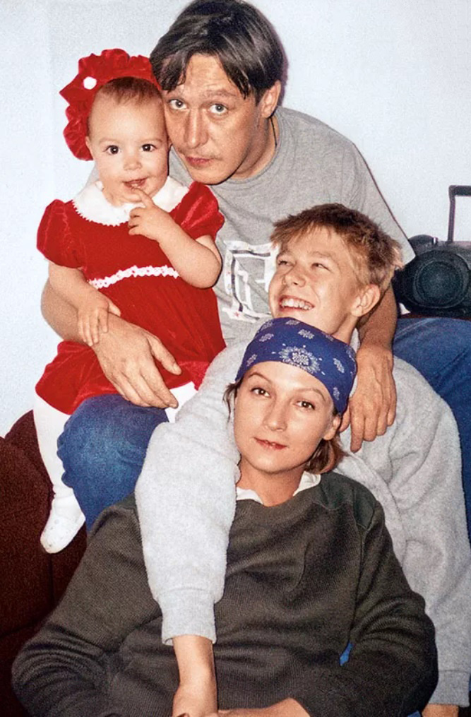 Ксения Качалина и Михаил Ефремов с дочерью Анной-Марией и сыном Ефремова Никитой