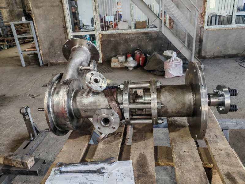 Недавно наша компания для химического предприятия в г. Зеленогорске (Красноярский край) спроектировало и изготовило вот такую мешалку для реактора. Эта конструкция выдержит и высокое давление, и крайне агрессивную среду химии, с которой будет работать на протяжении множества лет.