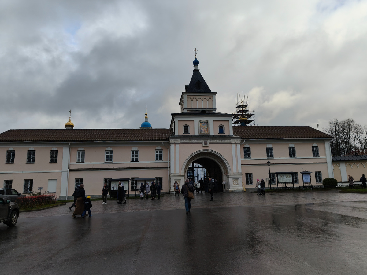 Ворота Свято-Введенской Оптины пустынь. 26 октября 2025 года.