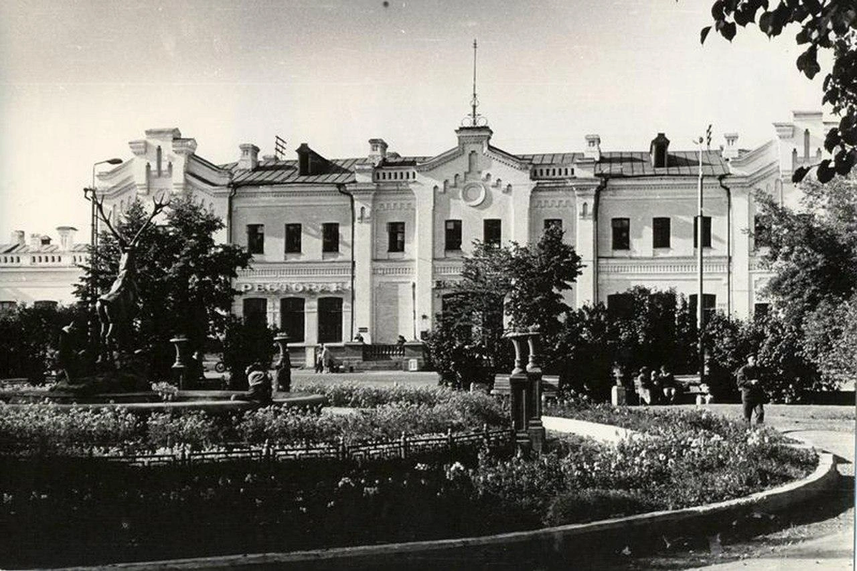 Старый вокзал и привокзальный сад в 60-е годы. Взято: Тюмень до нашей эры