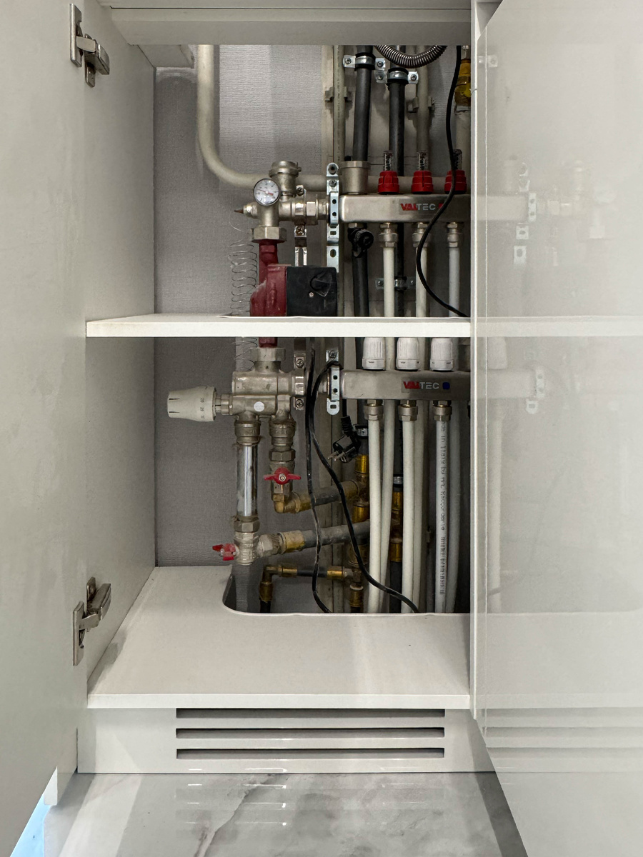 Всегда стараемся максимально эстетично и функцилнально скрыть котлы и трубы комуникации. Кухня в ЖК Полет Ростов-на-Дону.