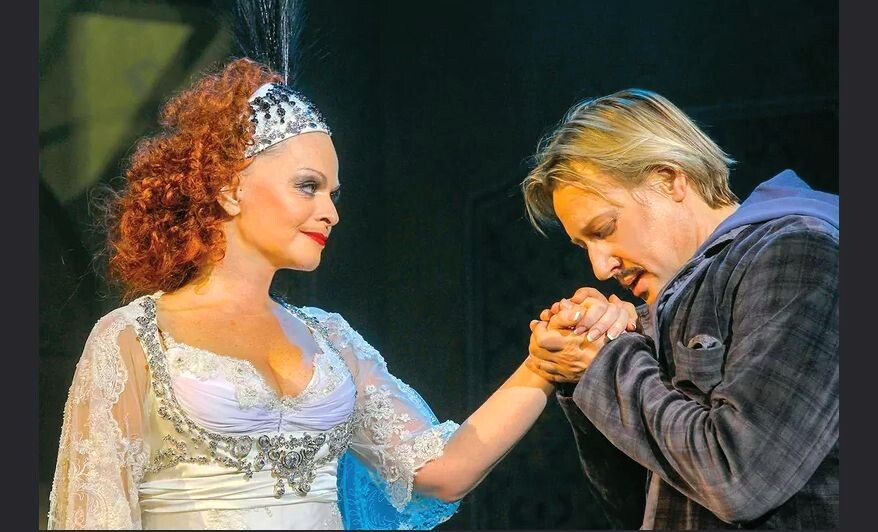 В роли певицы в мюзикле "Любовь и шпионаж"