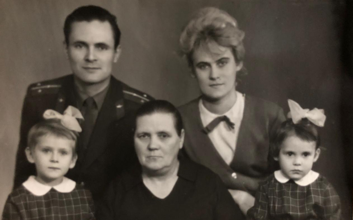 Фото из домашнего архива: (верх) бабуля с дедом, (внизу - слева направо) мама, пра-прабабушка Таня (мою бабушку воспитывала её бабушка) и тётя.