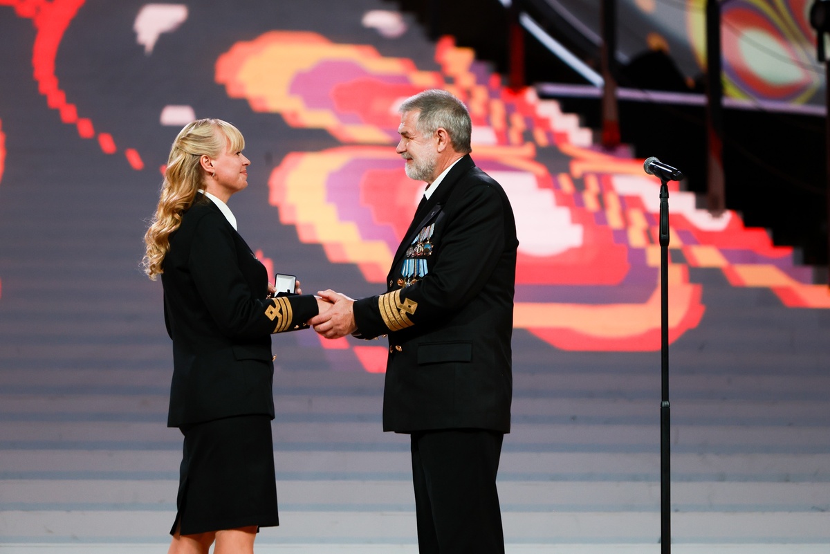    20 августа 2025 года, Нижний Новгород. Александр Баринов вручает знак капитана Марине Старовойтовой. / Фото: Атом Медиа