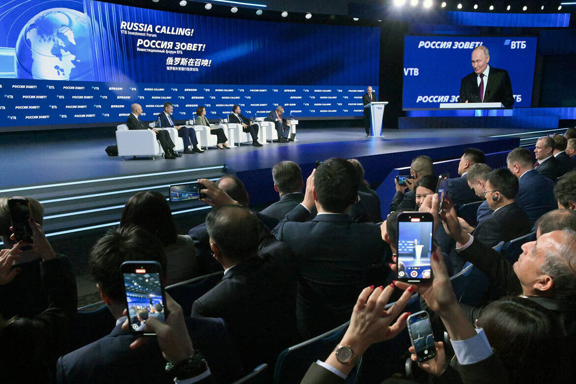 Переговоры с посланцами из Америки были сдвинуты на вечер из-за традиционного участия Владимира Путина в ежегодном форуме ВТБ «Россия зовет!»Фото: kremlin.ru