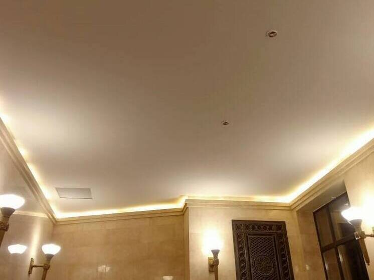     Проверка установила, что частичное отслоение штукатурки и появление трещин были вызваны некачественной подготовкой поверхности и раствора перед нанесением покрытия. Фото: пресс-служба прокуратуры Петербурга.