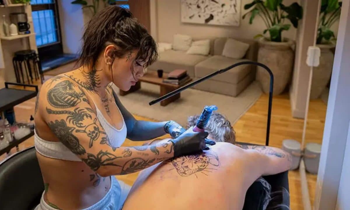    Мастер в тату-салоне Стокгольма. 47% населения столицы Швеции татуированы, хотя в стране в целом эта доля вдвое ниже / © viewstockholm.com