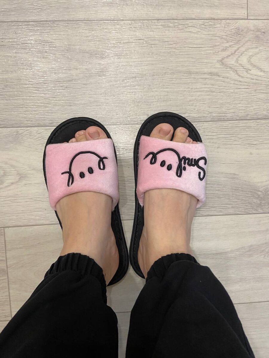 Отекла на столько сильно, что ноги еле еле влезают в тапочки.