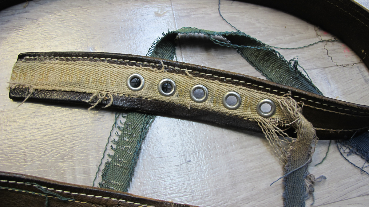 Видите надпись на ремне Armani ?