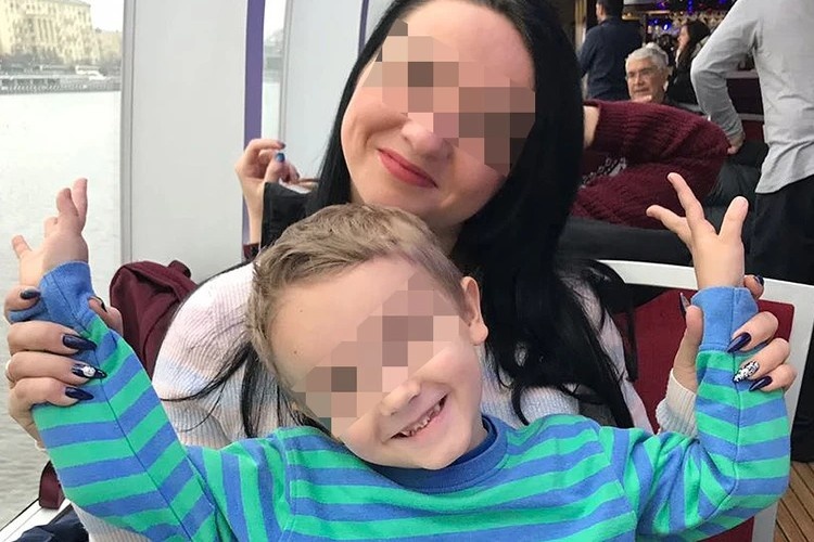 Одна из задержанных с сыном.