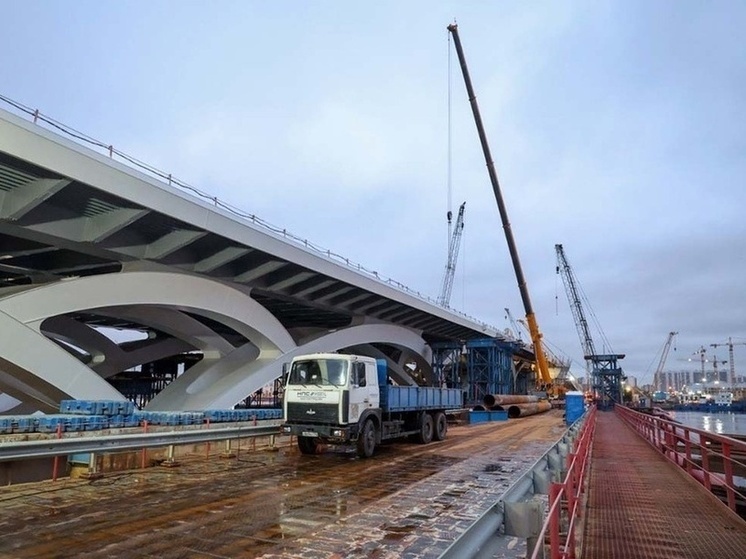     Рабочее движение по мосту для автомобилей и трамваев обещают открыть в 2027 году. Фото: пресс-служба Смольного.