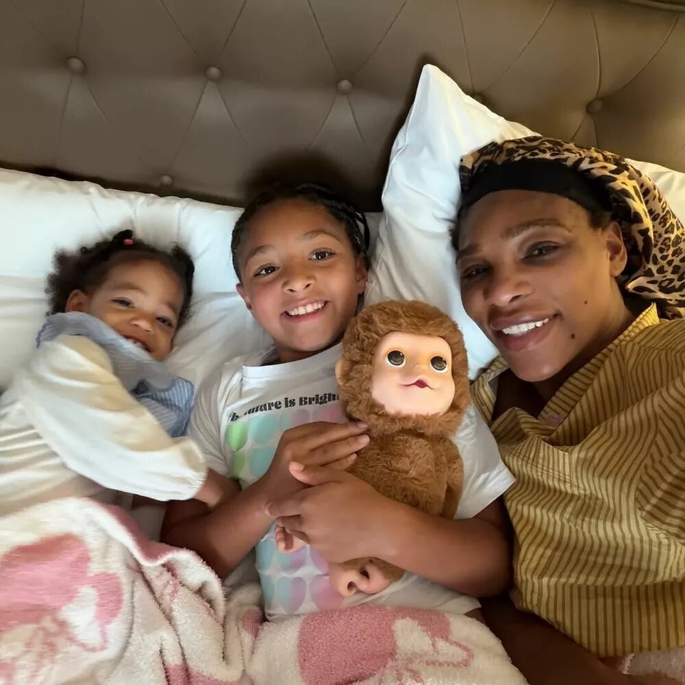 Серена с дочками📷
