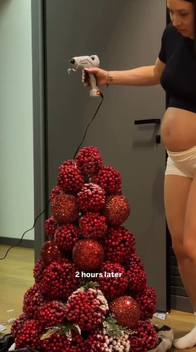    Блогер Лерчек мастерит новогоднюю елку. Источник: @im__lu_*