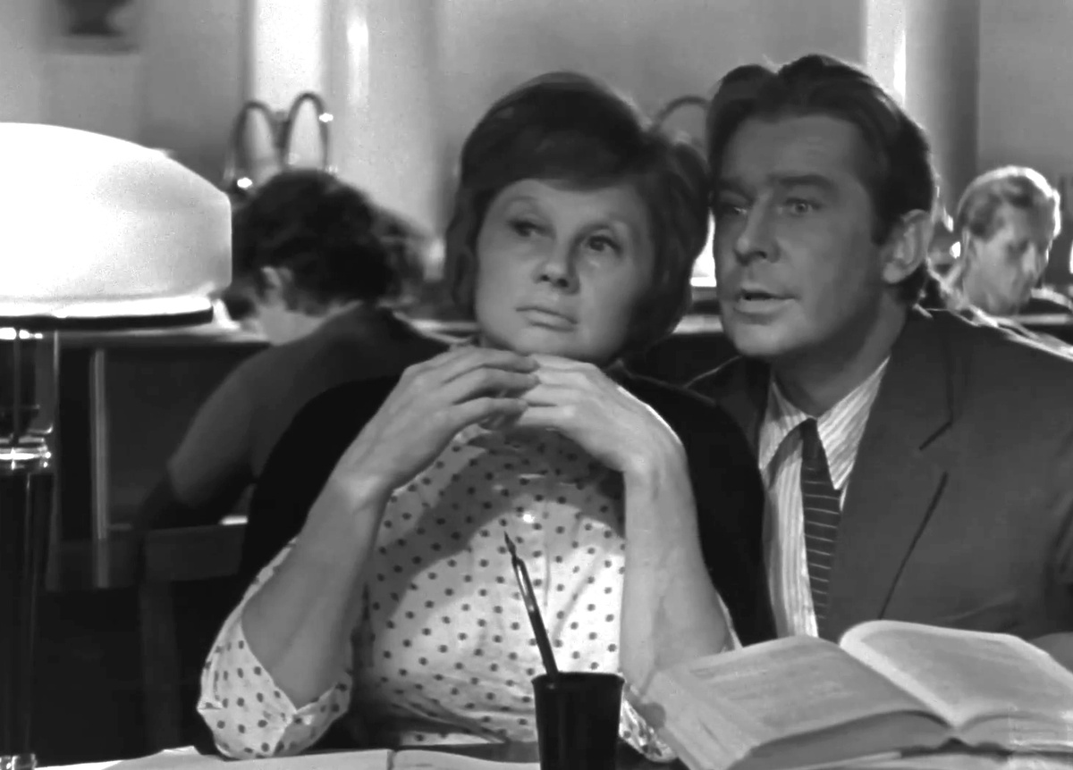 Кадр из кинофильма "Жизнь сначала", 1961 г., режиссер Лев Рудник, сценаристы Николай Коварский, Лидия Сухаревская, композитор Евгений Крылатов (скриншот)
