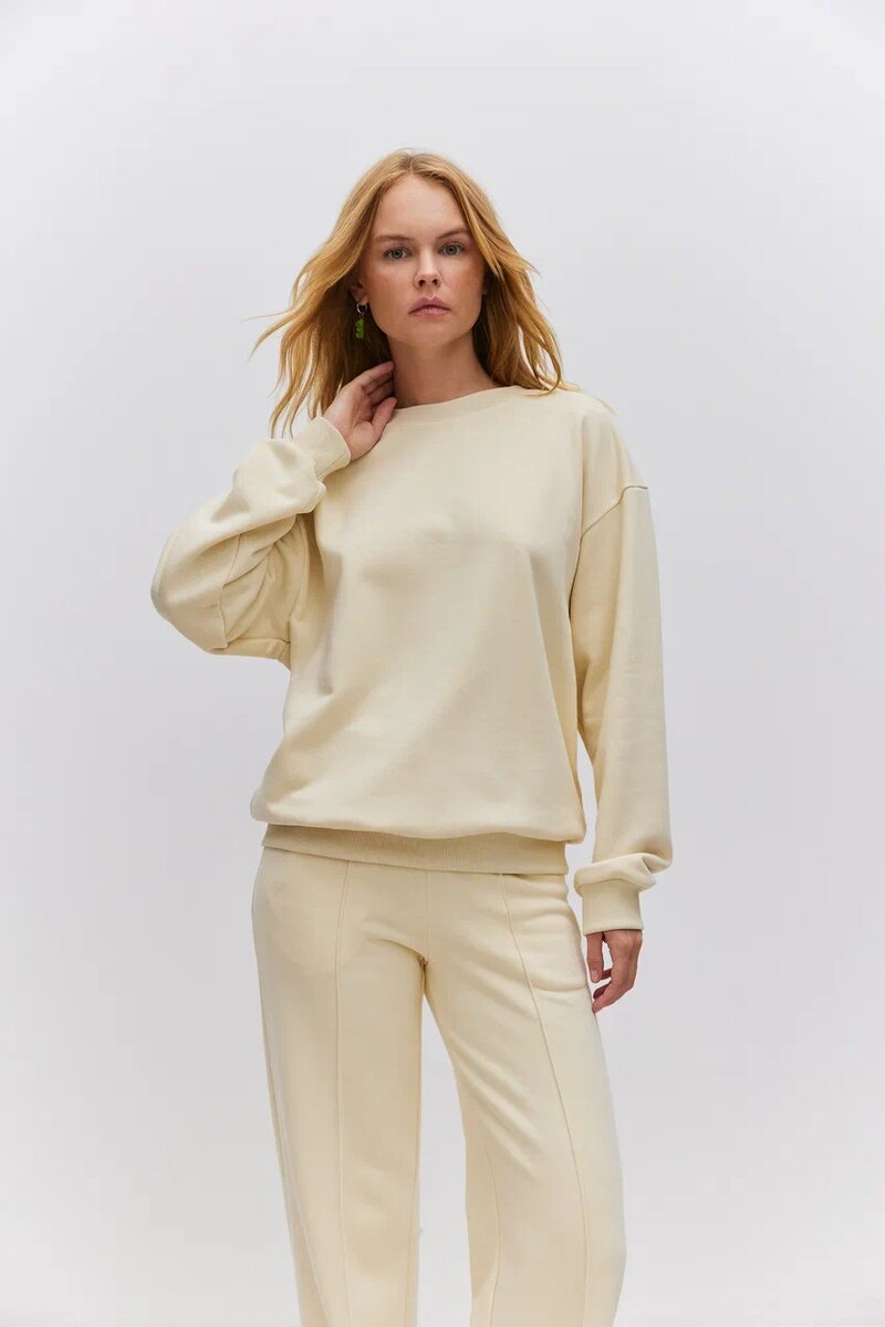 Костюм в молочном оттенке от Katya Blanc