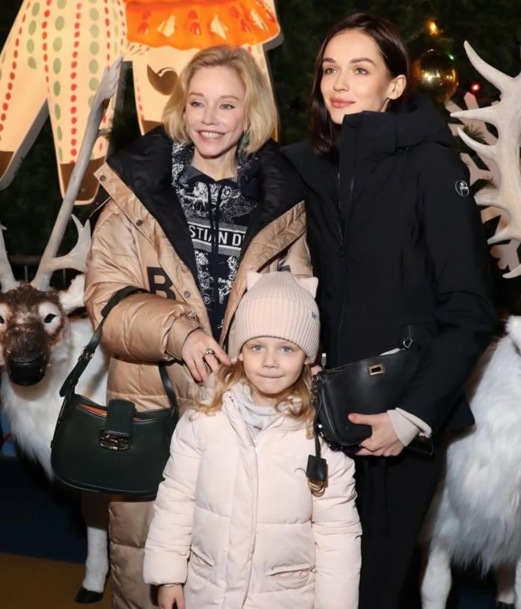    Софья Синицына с дочерью Мишей и Мариной Зудиной. Фото: Instagram (Запрещён в РФ) @yasinitsyna