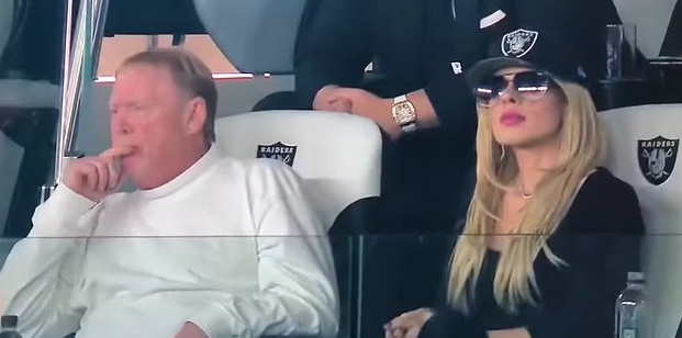   Марк Дэвис и Софи Хопкинс наблюдают за игрой. Фото: соцсети