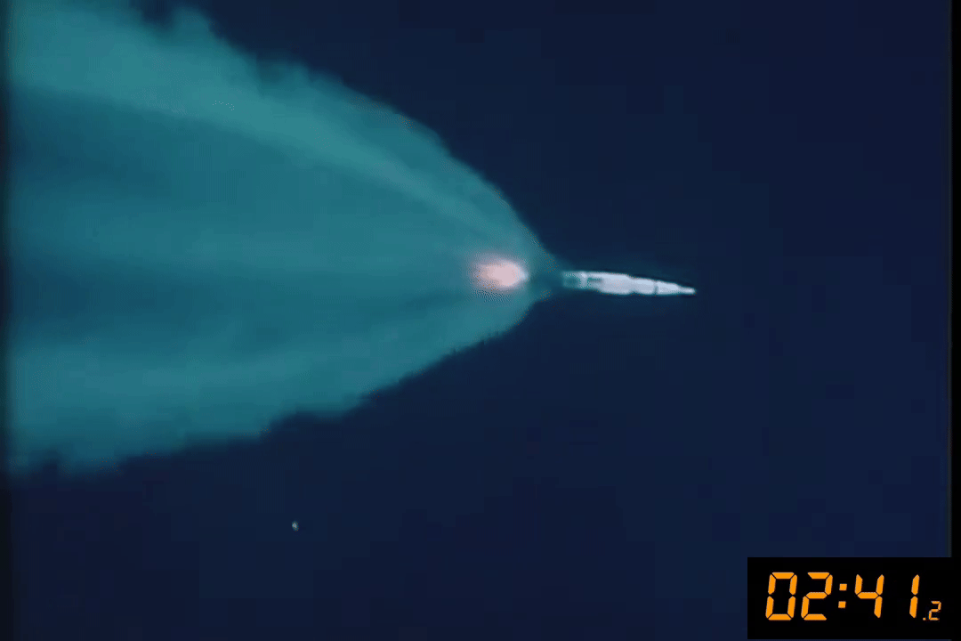 Останов периферийных двигателей F-1, догорание остатков топлива и запуск вспомогательных двигателей осадки топлива второй ступени. Фрагмент из фильма "Moonwalk One".