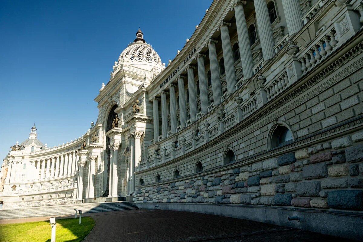Дворец земледельцев в Казани — здание в стиле ампир с гигантским бронзовым деревом в центре фасада, ставшее одной из самых впечатляющих современных достопримечательностей города.