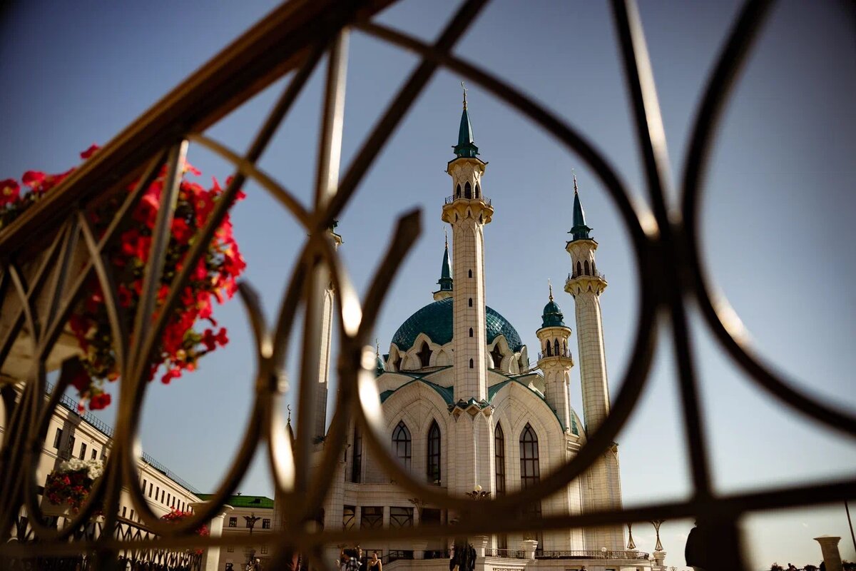 Столица Татарстана манит своим богатым наследием, потрясающей современной архитектурой и неповторимой атмосферой гостеприимства, где каждый найдёт и историю для ума, и красоту для фотографий, и деликатесы для сердца.