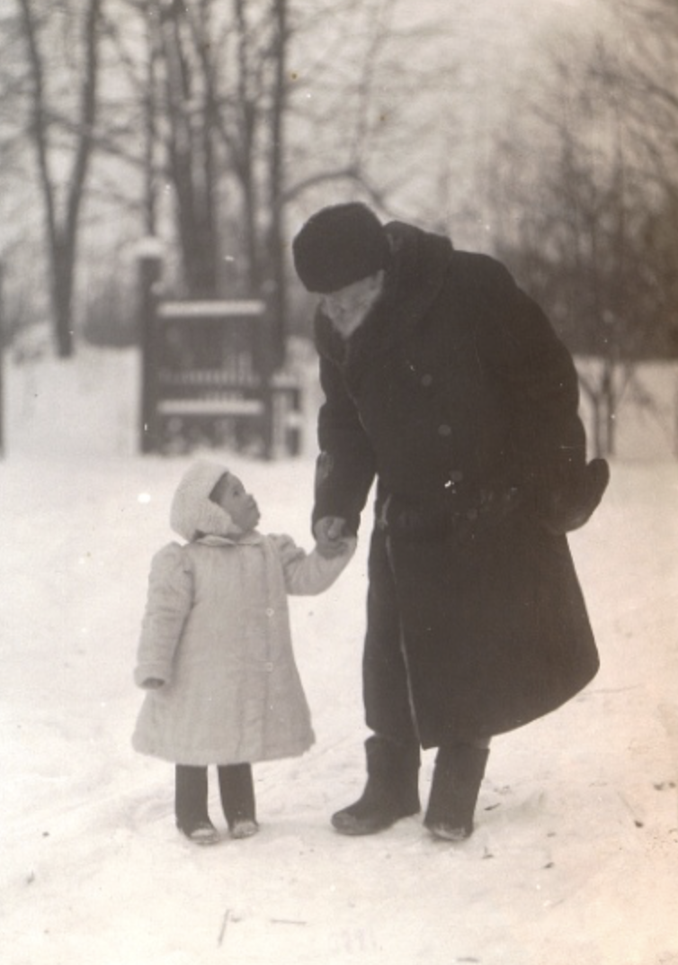Лев Николаевич Толстой с внучкой Таней Сухотиной зимой на улице, 1908