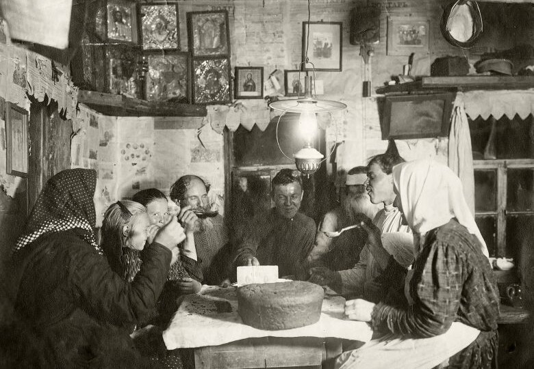 Из-за чего в старину за обедом ложкой по лбу можно было получить?