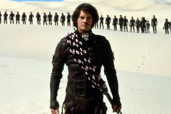 Что общего у Сайи и Пола Атрейдиса? То, что им власть и война вообще не сдались. Обстоятельства, мать их... И вот они считай боги. Со всеми вытекающими.